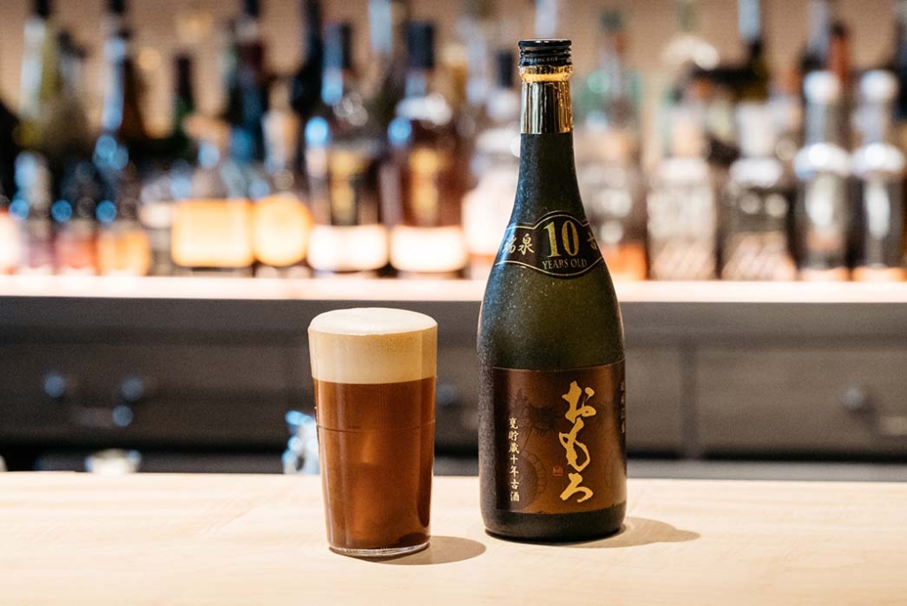 泡盛〈おもろ〉を使った「おもろエスプレッソフィズ」｜トップバーの