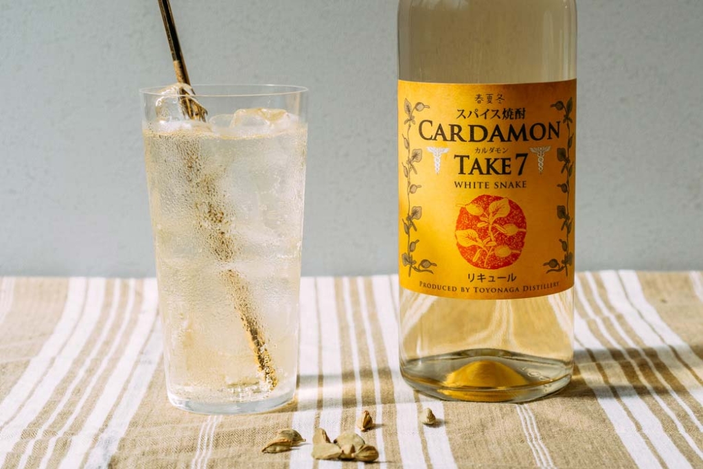 豊永酒造のスパイス焼酎「カルダモンテイクセブン」のボトルとそのソーダ割りが並んだ写真