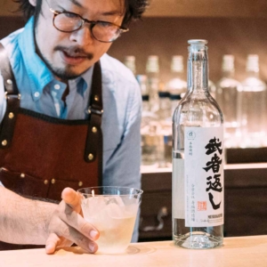 寿福酒造場「武者返し」のボトルとグラスが並んだ写真