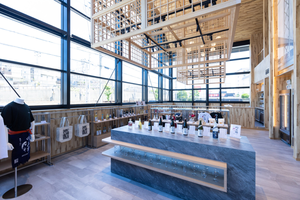 吹き抜けの店内は和モダンな雰囲気でゆったりとお買い物が楽しめるスペースに