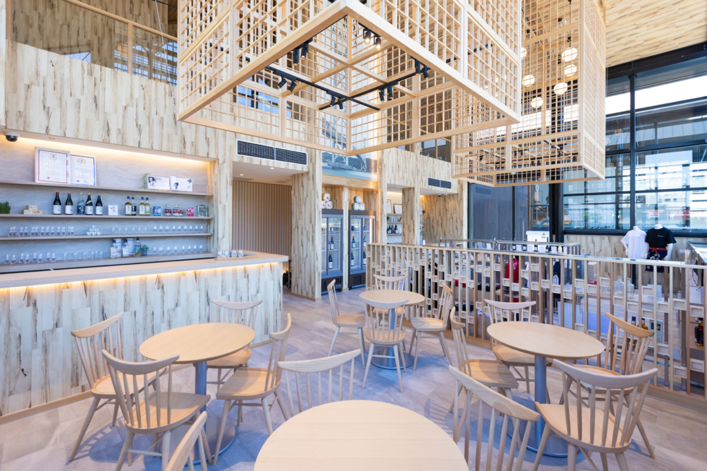 併設のバーでは有料試飲をご用意。じっくり飲み比べてお酒を選ぶ楽しみも