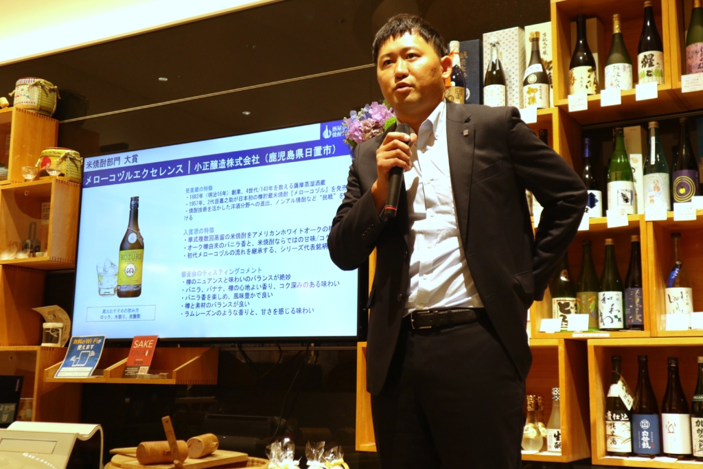 「第2回　酒屋が選ぶ焼酎大賞」の米焼酎部門で大賞を受賞した小正醸造の小正倫久さん