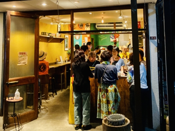 西荻窪の立ち呑みカルチャーを牽引する『サレカマネ』に”サウダージ（郷愁）”の雰囲気が満ち溢れている。