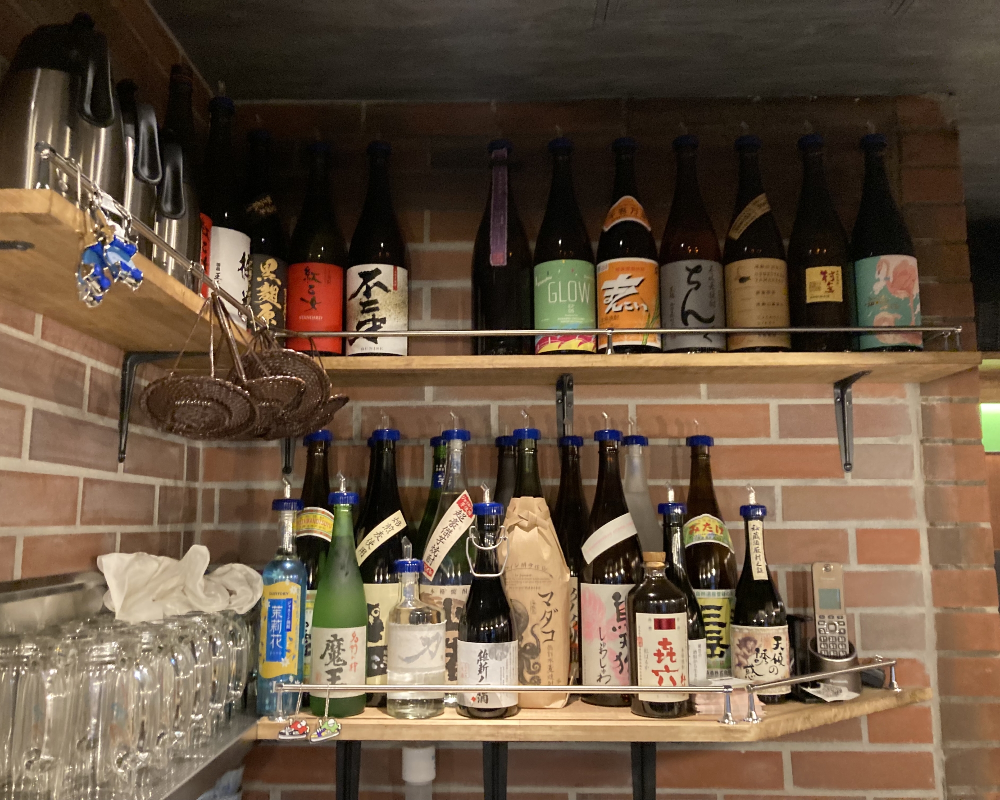 芝浦朝締めホルモンと壱岐焼酎に酔いしれる、小洒落た立ち飲み酒場が三軒茶屋の三角地帯にオープン！