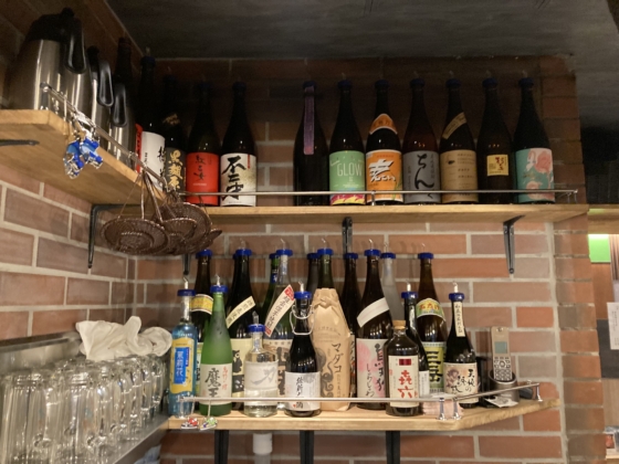 芝浦朝締めホルモンと壱岐焼酎に酔いしれる、小洒落た立ち飲み酒場が三軒茶屋の三角地帯にオープン！